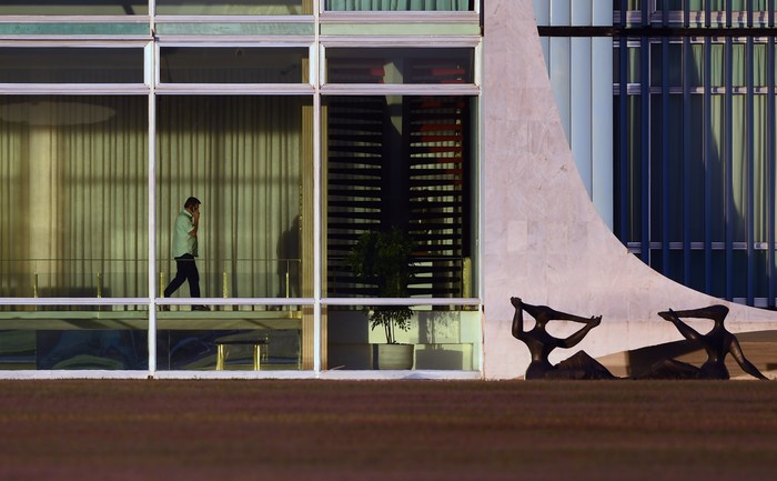 Jair Bolsonaro en el Palacio Alvorada, el 8 de julio, en Brasilia. · Foto: Evaristo Sa, AFP