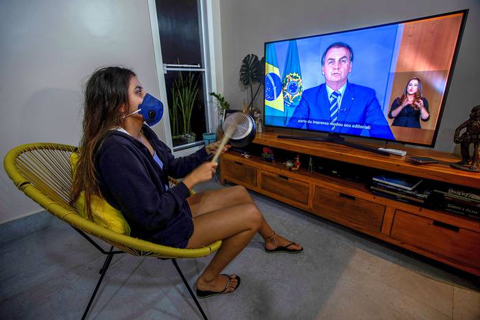 Caceroleo durante una declaración televisada del presidente de Brasil, Jair Bolsonaro, este martes en Brasilia.
 · Foto: Joédson Alves, EFE