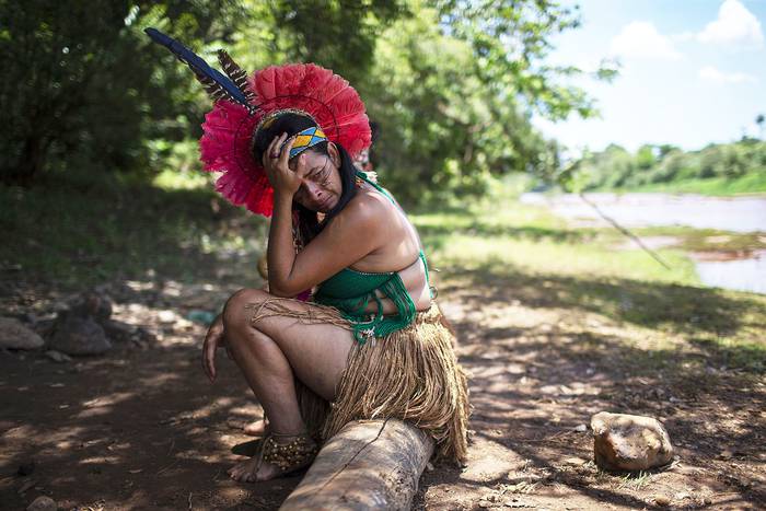 Mujer indígena de la comunidad Pataxo Ha-ha-hae al borde del río Paraopeba, cubierto de lodo tóxico, el miércoles, cerca de la ciudad de Brumadinho.
 · Foto: Mauro Pimentel