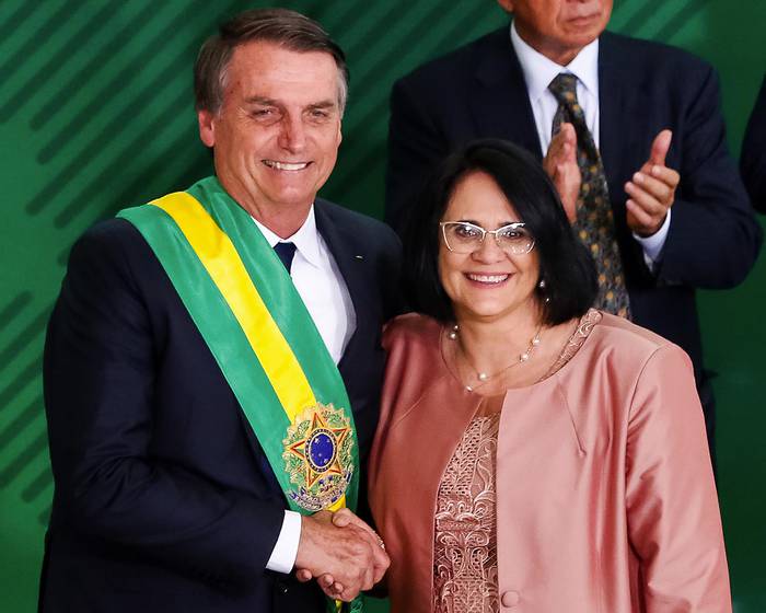 Jair Bolsonaro y Damares Alves, ministra de la Mujer, la Familia y los Derechos Humanos. · Foto: Isac Nobrega, Presidencia de Brasil
