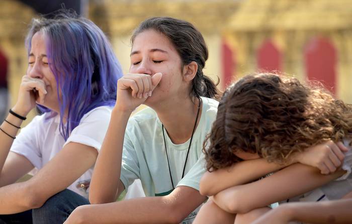 Jóvenes llorando ante el incendio del Museo Nacional de Río de Janeiro · Foto: Carl de Souza, AFP