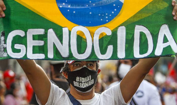 Manifestación contra el manejo del presidente brasileño Jair Bolsonaro de la pandemia de COVID-19, el sábado, en San Pablo, Brasil. · Foto: Miguel Schincariol, AFP