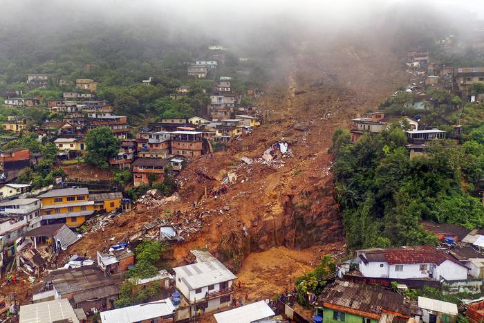 Vista aérea después de un deslizamiento de tierra, ayer, en Petrópolis, Brasil. · Foto: Florian Plaucheur, AFP