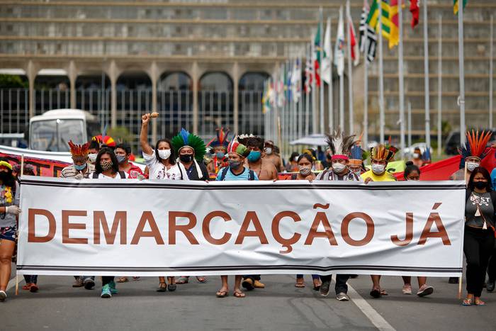 Protesta contra la política de Jair Bolsonaro con respecto a las tierras indígenas, frente al edificio del Ministerio de Medio Ambiente en Brasilia (archivo, abril de 2021). · Foto: Sergio Lima, AFP