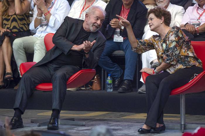 Luiz Inacio Lula da Silva y Dilma Rousseff, durante la reunión del Grupo de Puebla en la Universidad del Estado de Río de Janeiro, el 30 de marzo. · Foto: Mauro Pimentel, AFP