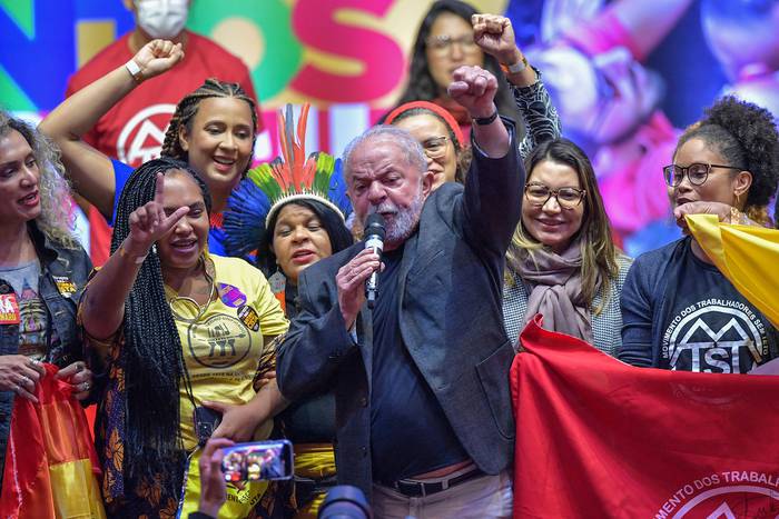 Luiz Inácio Lula da Silva durante una reunión con movimientos sociales, en São Paulo, Brasil, el 27 de mayo. · Foto: Nelson Almeida, AFP