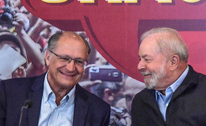 Geraldo Alckmin y Luiz Inácio Lula da Silva, ayer, durante el lanzamiento de su programa de gobierno. · Foto: Nelson Almeida, AFP