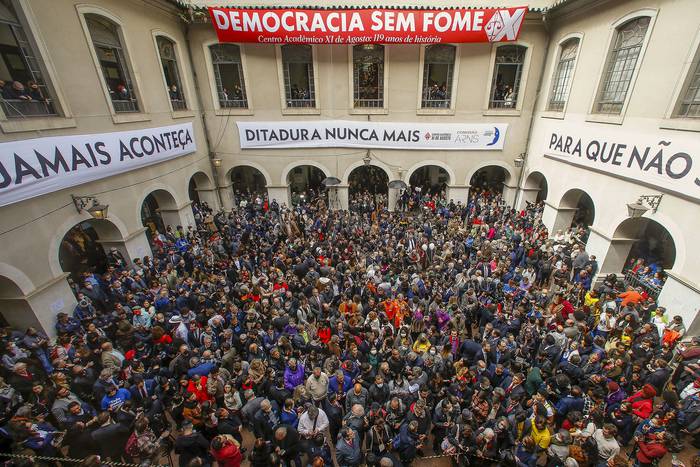 Facultad de Derecho de la Universidad de San Pablo, durante la lectura de una carta por la democracia en el marco de una manifestación organizada por varias organizaciones (11.08.2022). · Foto: Miguel Schincariol, AFP
