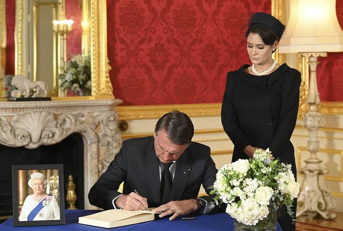 El presidente brasileño Jair Bolsonaro y la primera dama Michelle de Paula Bolsonaro firman un libro de condolencias en Lancaster House en Londres, tras la muerte de la reina Isabel II (18.09.2022). · Foto: Jonathan Hordle, AFP