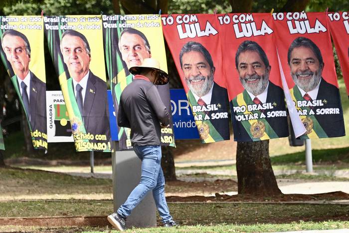 Toallas con las imágenes de los candidatos presidenciales Jair Bolsonaro y Luiz Inácio Lula da Silva a la venta en una calle de Brasilia (27.09.2022). · Foto: Evaristo Sa, AFP