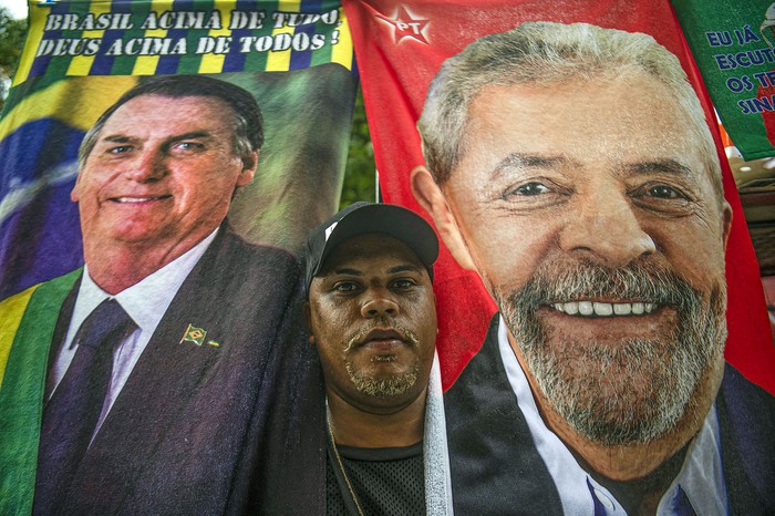 Venta de propaganda electoral en Río de Janeiro, Brasil. · Foto: Ernesto Benavides, AFP