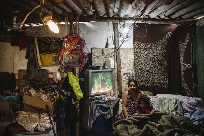 Andreia junto a su hija en su casa de la favela Morro da Lua, en São Paulo, Brasil, el 30 de setiembre de 2022. · Foto: Ernesto Benavides, AFP