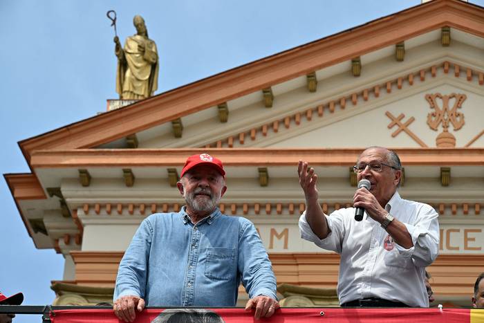 Luiz Inácio Lula da Silva y Geraldo Alckmin durante un acto de campaña, en São Bernardo do Campo, Brasil (06.10.2022). · Foto: Nelson Almeida, AFP