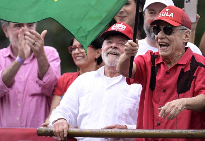 Luiz Inácio Lula da Silva y Chico Buarque durante un acto de campaña, en Belo Horizonte (09.10.2022) · Foto: Douglas Magno, AFP