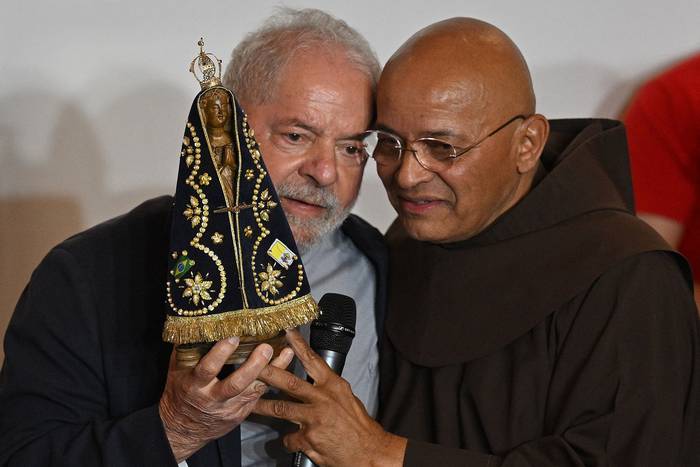 Luiz Inácio Lula da Silva, y el fraile franciscano Davi sostienen una estatuilla de Nossa Senhora de Aparecida, en San Pablo (18.10.2022). · Foto: Nelson Almeida, AFP