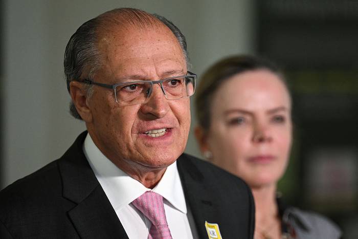 Geraldo Alckmin, vicepresidente electo de Brasil, en rueda de prensa después de una reunión con el jefe de gabinete del presidente Bolsonaro, Ciro Nogueira, el 3 de noviembre, en el Palacio Planalto en Brasilia. · Foto: Evaristo Sa, AFP