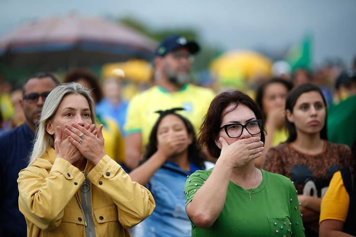 Partidarios de Jair Bolsonaro durante una manifestación contra los resultados de la segunda vuelta electoral, el 15 de noviembre, frente al cuartel general del Ejército, en Brasilia. · Foto: Sergio Lima, AFP