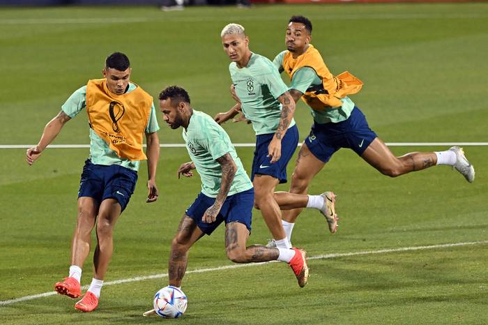 Neymar (c) durante un entrenamiento de Brasil, en el estadio Al Arabi SC, en Doha (04.12.2022). · Foto: Nelson Almeida, AFP