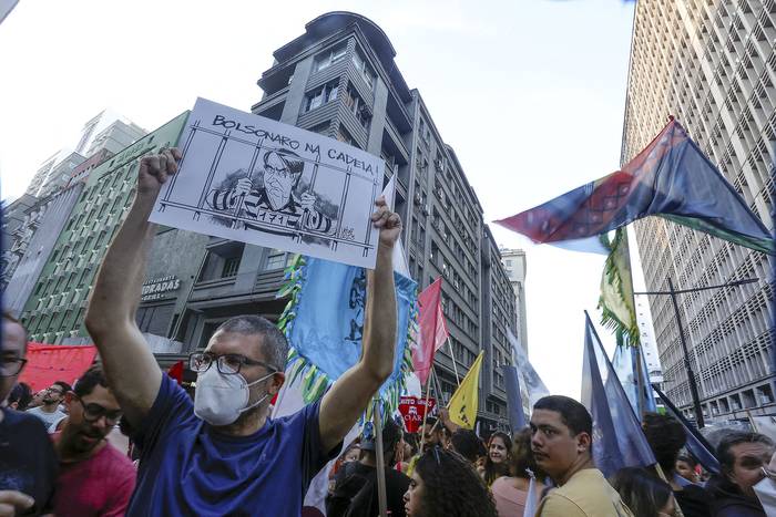 Marcha en defensa de la democracia en Brasil, ayer, en Porto Alegre. · Foto: Silvio Avila / AFP