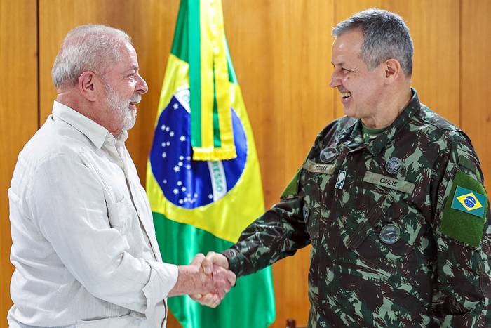 Luiz Inacio Lula da Silva y el nuevo comandante del Ejército, el general Tomas Ribeiro Paiva, el sábado, en Brasilia. · Foto: Ricardo Stuckert, Presidencia de Brasil, AFP