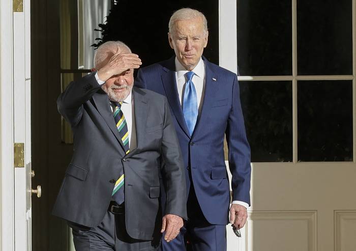 Luiz Inácio Lula da Silva y Joe Biden, el 10 de febrero, en la columnata del jardín de rosas en la Casa Blanca en Washington. · Foto: Jonathan Ernst / Pool / AFP