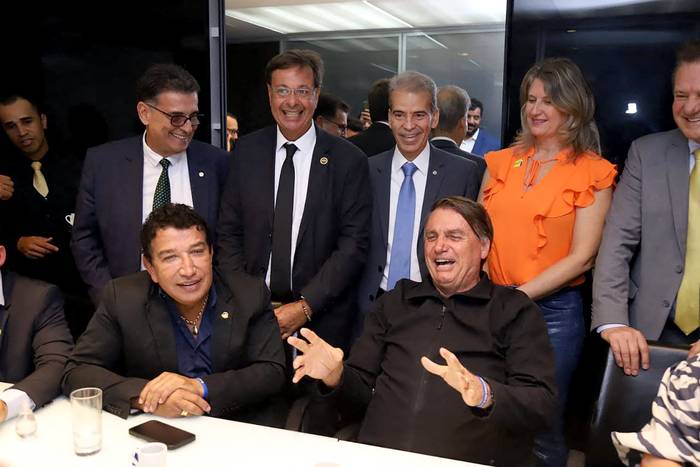 Jair Bolsonaro (d) durante una reunión con los legisladores de su partido, en Brasilia (30.03.2023). · Foto: Partido Liberal, AFP