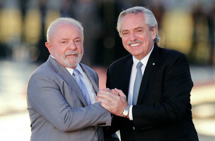 Luiz Inácio Lula da Silva y Alberto Fernández, en el Palacio Alvorada en Brasilia (02.05.2023). · Foto: Sergio Lima, AFP
