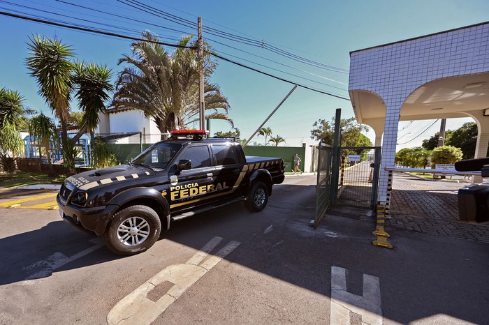 Un vehículo de la Policía Federal sale del condominio donde vive Jair Bolsonaro, en Brasilia (03.05.2023). · Foto: Evaristo Sa, AFP
