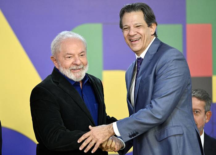 El presidente brasileño, Luiz Inácio Lula da Silva, y su ministro de Economía, Fernando Haddad, en el Palacio de Planalto en Brasilia (28.08.2023). · Foto: Evaristo Sa, AFP