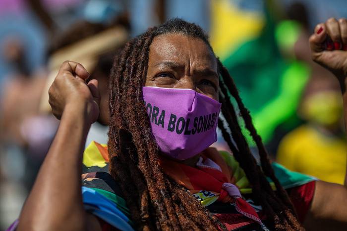 Manifestación convocada por grupos y partidos de derecha para exigir la destitución del presidente brasileño Jair Bolsonaro, este domingo, en la playa Copacabana en Río de Janeiro, Brasil. · Foto: Douglas Shineidr, AFP