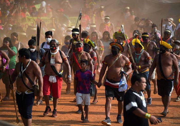 Manifestantes indígenas marchan para ejercer presión antes de un fallo crucial de la Corte Suprema que podría quitarles sus tierras ancestrales, 15 de setiembre en Brasilia. · Foto: Carl De Souz, AFP