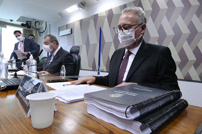 Los senadores brasileños Omar Aziz (izq.) y Renan Calheiros, durante la sesión de ayer, en Brasilia · Foto: Edilson Rodrigues, Agência Senado, AFP