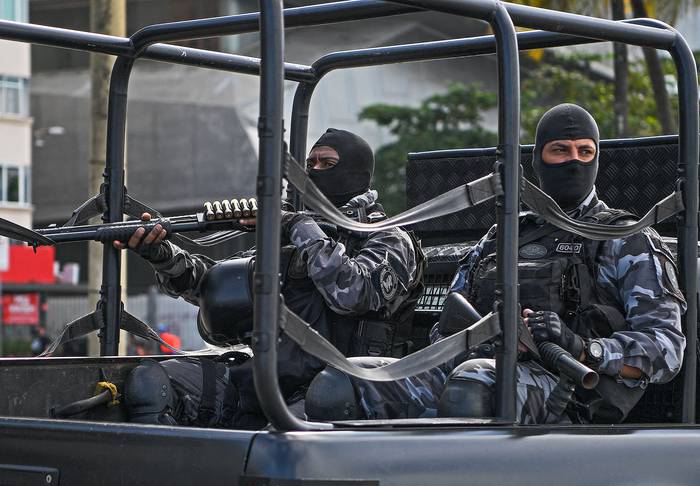Miembros de Choque, un departamento de policía de operaciones especiales, el 7 de junio de 2020, en Río de Janeiro. · Foto: Carl de Souza, AFP