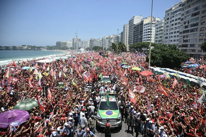 Luiz Inácio Lula da Silva, el 24 de octubre en la playa de Copacabana, en Río de Janeiro. · Foto: Mauro Pimentel, AFP