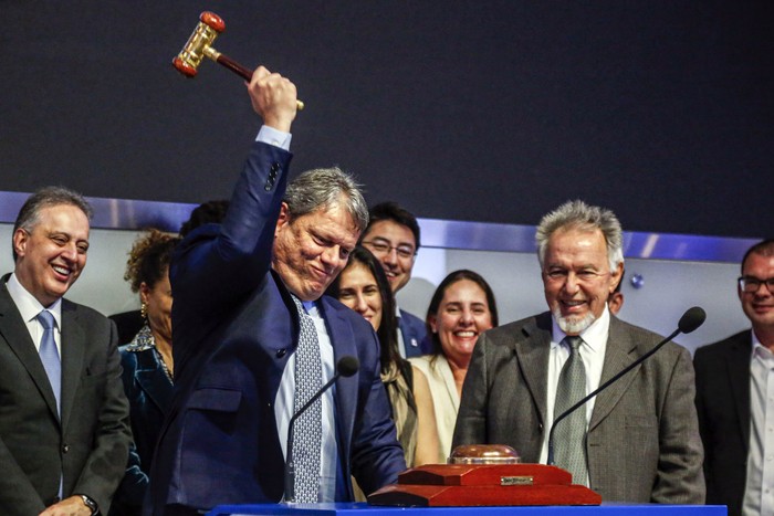 Tarcisio de Freitas durante una subasta en el marco del plan de privatización del gobierno de San Pablo, el 19 de abril de 2024. · Foto: Paulo Pinto, Agência Brasil