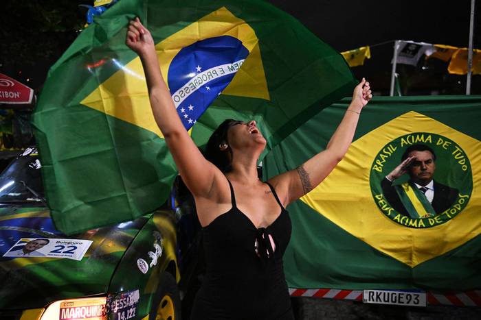 Partidaria de Jair Bolsonaro, durante el escrutinio, este domingo, en Río de Janeiro. · Foto: Carl De Souza, AFP.