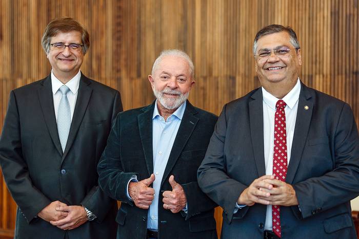 Paulo Gonet, Luiz Inácio Lula da Silva y Flávio Dino posan durante una reunión, en el Palacio de la Alvorada en Brasilia (27.11.2023). · Foto: Ricardo Stuckert, Presidencia de Brasil, AFP