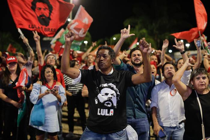 Votantes de Luiz Inácio Lula da Silva, este domingo, en Brasilia. · Foto: Sergio Lima, AFP