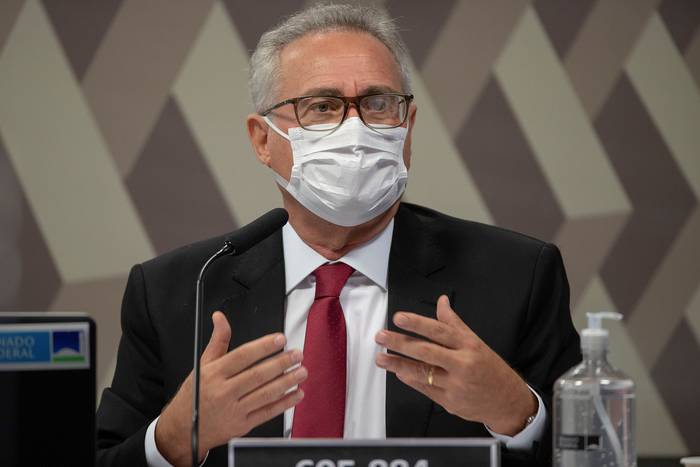 Senador Renan Calheiros, durante la votación final de la comisión que investiga el fraude durante la pandemia de la COVID-19, este 27 de octubre, en el Congreso Nacional, en Brasilia. · Foto: Joédson Alves, EFE