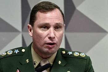 El teniente coronel del Ejército brasileño Mauro Cid, ayudante de campo del expresidente Jair Bolsonaro, comparece ante la Comisión Parlamentaria que investiga los hechos de enero de 2023 (archivo, julio de 2023). · Foto: Evaristo Sa, AFP