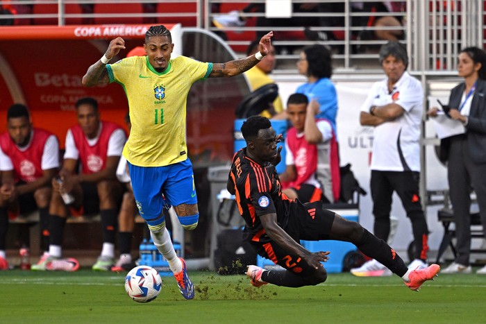 El brasileño Raphinha y el colombiano Davinson Sánchez, el 2 de julio, en el Levi's Stadium de Santa Clara, California. · Foto: Patrick T. Fallon, AFP