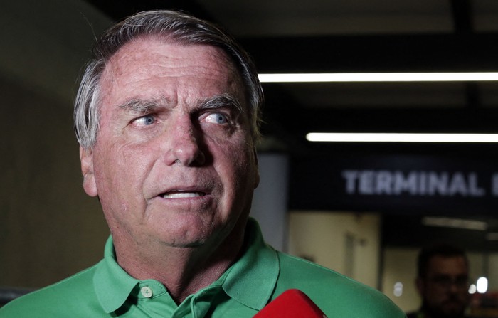 Jair Bolsonaro arriba al aeropuerto de Brasilia el 6 de marzo de 2025. · Foto: Sergio Lima, AFP