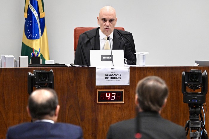 Jair Bolsonaro (der.), sentado junto a su abogado Celso Villardi (izq.), testifica ante el juez Alexandre de Moraes durante una sesión del Supremo Tribunal Federal de Brasil, el 10 de junio. · Foto: Evaristo Sa, AFP