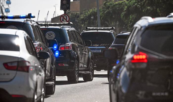 Vehículos de la Policía Federal después de registrar la casa del concejal Carlos Bolsonaro, en Río de Janeiro, Brasil (29.01.2024). · Foto: Mauro Pimentel, AFP