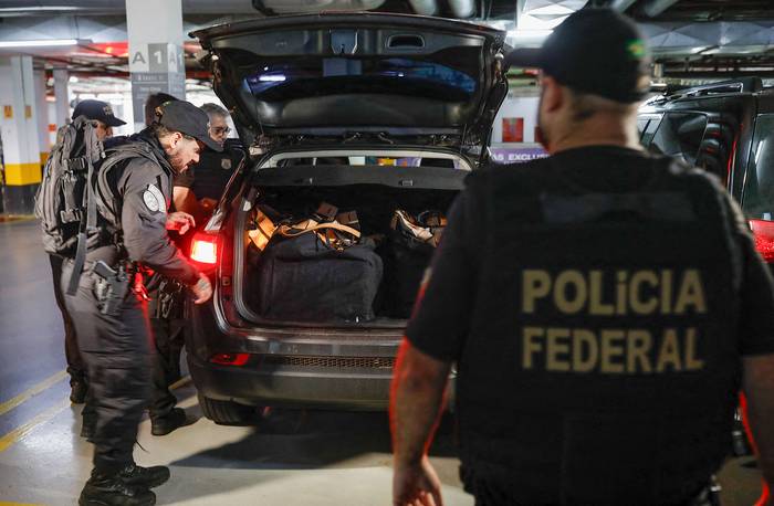 Allanamiento en la sede del Partido Liberal durante una operación dirigida a algunos de los principales asesores del expresidente Jair Bolsonaro, este jueves, en Brasilia. · Foto: Sergio Lima, AFP