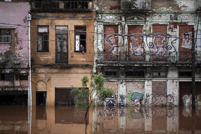 Calle inundada en el centro histórico de Porto Alegre, el 5 de mayo, en el estado de Rio Grande do Sul, Brasil. · Foto: Anselmo Cunha, AFP