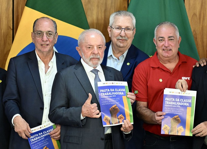 Luiz Inácio Lula da Silva con representantes sindicales en el Palacio de Planalto, Brasilia, el 29 de abril. · Foto: Evaristo Sa, AFP