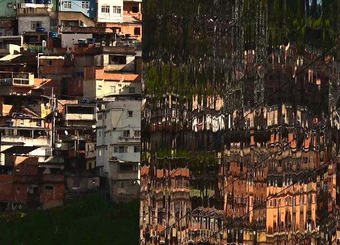 La favela de São Carlos se refleja en las ventanas de un edificio en Río de Janeiro, Brasil, el 3 de marzo. · Foto: Pablo Porciúncula, AFP