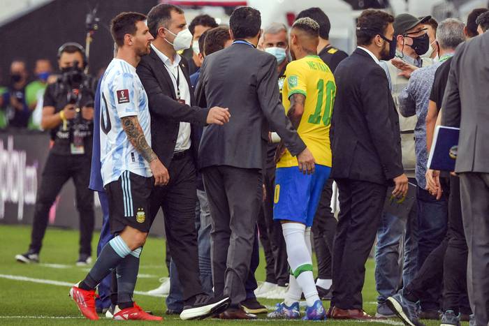 Lionel Messi (i), y Neymar (d), después de que funcionarios de la Agencia Nacional de Vigilancia Sanitaria, ingresaran al campo, el domingo, en el Corinthians Arena, en San Pablo, Brasil. · Foto: Nelson Almeida, AFP