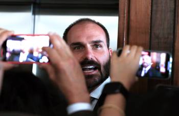 El diputado Eduardo Bolsonaro durante una rueda de prensa. · Foto: Lula Marques, Agência Brasil